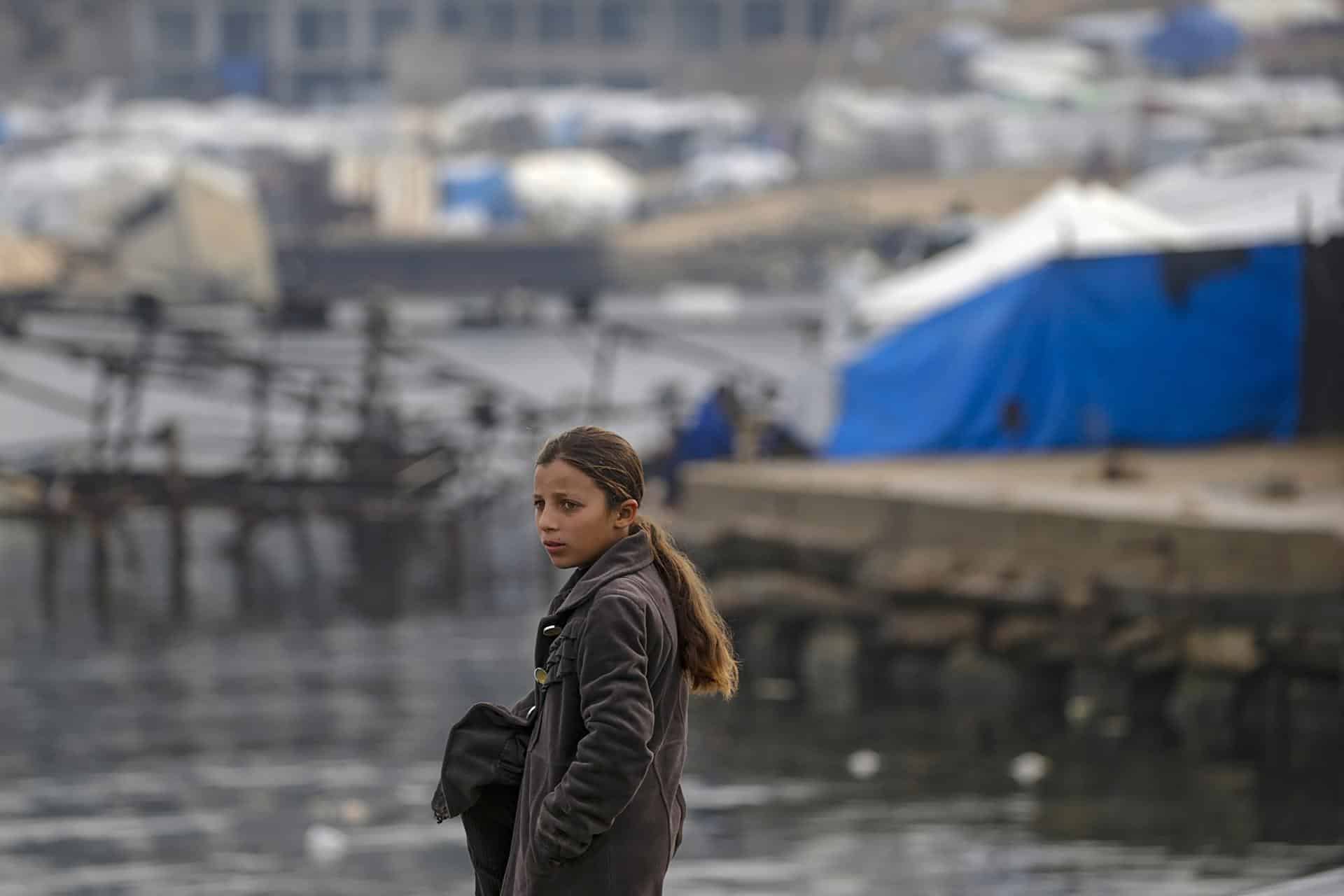 Niña palestina en un campamento de refugiados en Gaza el 14 de noviembre de 2025. EFE/EPA/MOHAMMED SABER