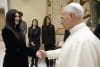 Imagen proporcionada por el Vaticano que muestra a la cantante italiana Laura Pausini (C) en una audiencia con el papa León XIV (I) en Ciudad de Vaticano, 12 noviembre 2025. EFE/EPA/MEDIOS DE COMUNICACIÓN de VATICANO HANDOUT USO EDITORIAL SÓLO/NINGUNA VENTA
