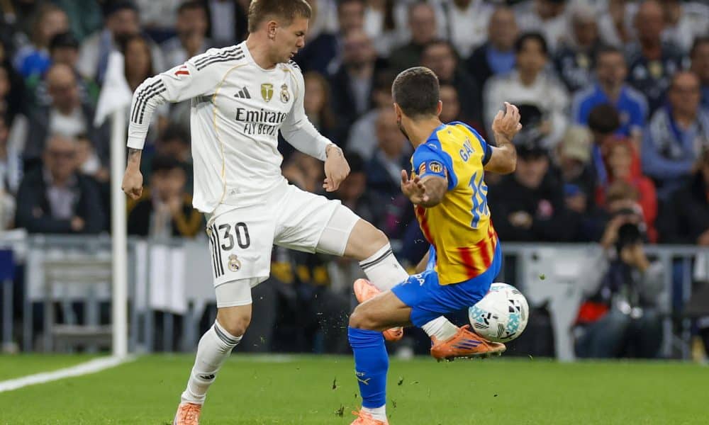 El delantero del Real Madrid Franco Mastantuono (i) lucha con José Gayá, del Valencia, durante el partido de la jornada 11 de LaLiga que Real Madrid y Valencia CF disputaron en el estadio Santiago Bernabéu. EFE/Javier Lizón