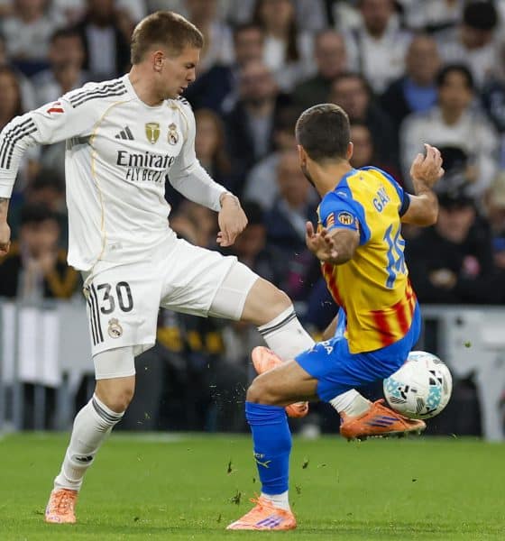 El delantero del Real Madrid Franco Mastantuono (i) lucha con José Gayá, del Valencia, durante el partido de la jornada 11 de LaLiga que Real Madrid y Valencia CF disputaron en el estadio Santiago Bernabéu. EFE/Javier Lizón