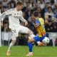 El delantero del Real Madrid Franco Mastantuono (i) lucha con José Gayá, del Valencia, durante el partido de la jornada 11 de LaLiga que Real Madrid y Valencia CF disputaron en el estadio Santiago Bernabéu. EFE/Javier Lizón