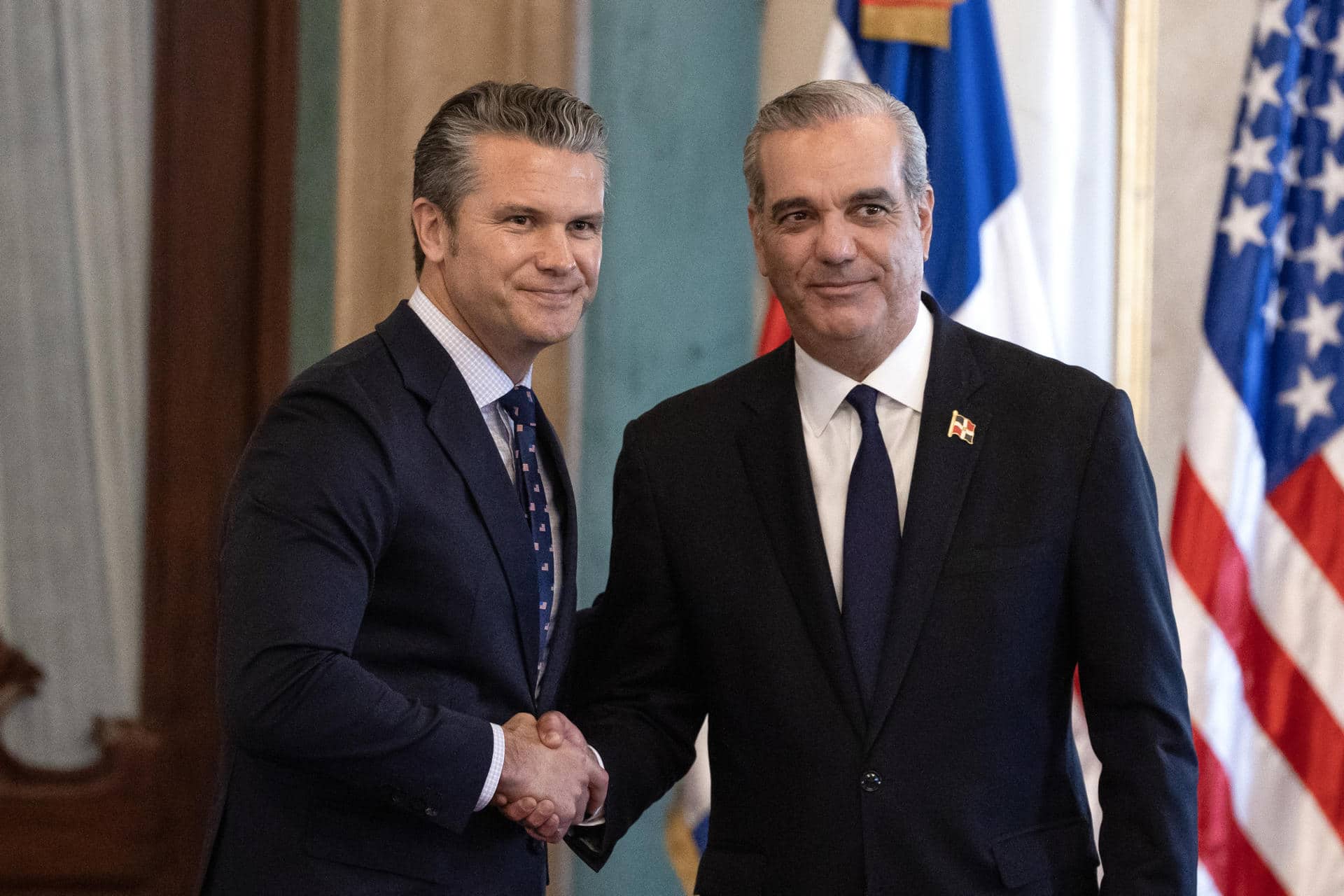 El presidente de República Dominicana, Luis Abinader (d), posa con el secretario de Guerra de Estados Unidos, Pete Hegseth, este miércoles, en el Palacio Nacional en Santo Domingo (República Dominicana). EFE/ Orlando Barría