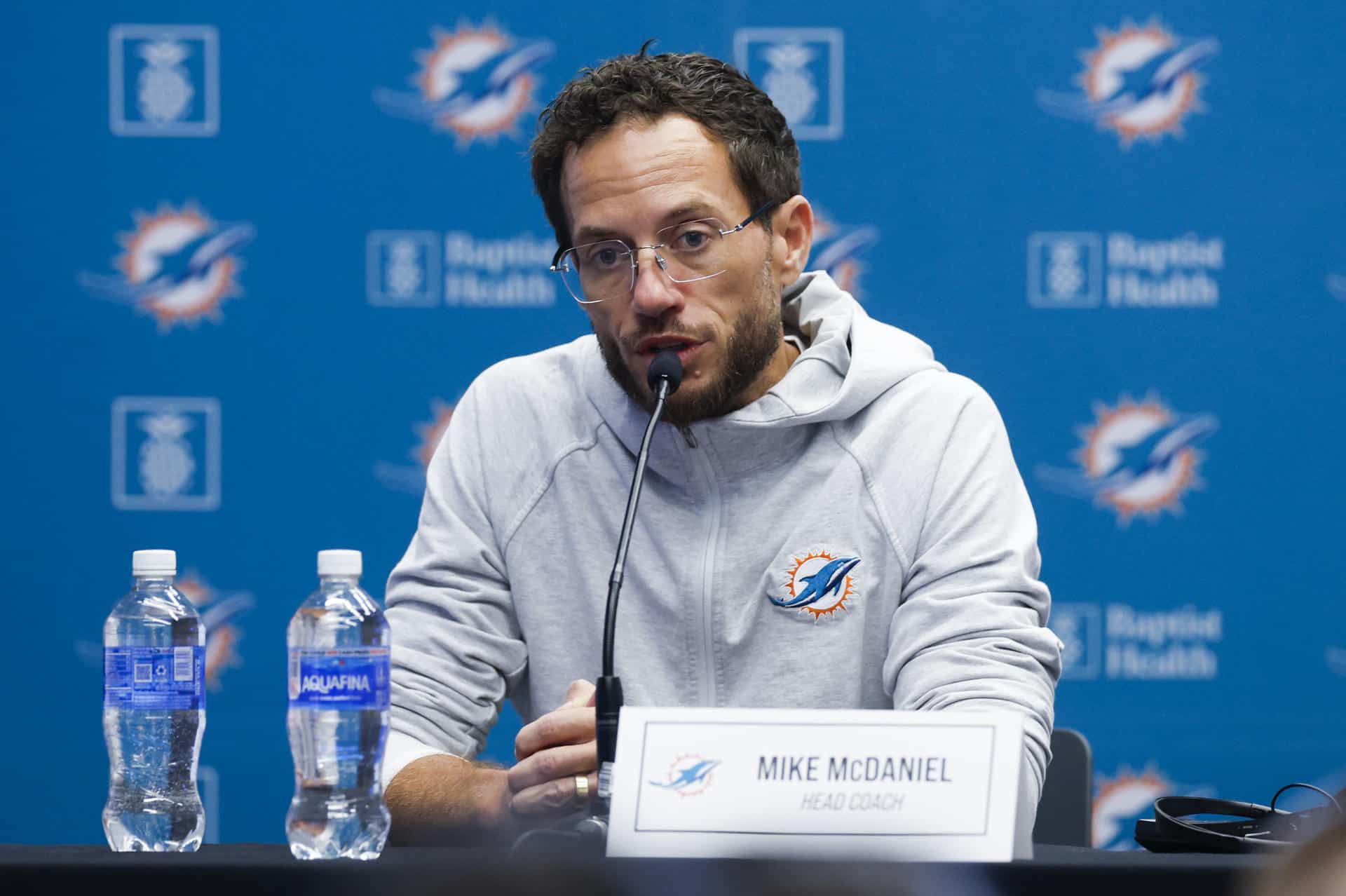 El entrenador principal de los Miami Dolphins Mike McDaniel da una rueda de prensa en el Estadio Metropolitano este viernes en Madrid. EFE/ Javier Lizón