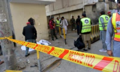 PESHAWAR (Pakistan), 24/11/2025.- Pakistani security officials inspect the scene of a militant attack at the paramilitary Frontier Constabulary (FC) headquarters in Peshawar, the provincial capital of Khyber Pakhtunkhwa (KPK), Pakistan, 24 November 2025. At least three FC soldiers and three militants were killed. EFE/EPA/BILAWAL ARBAB
