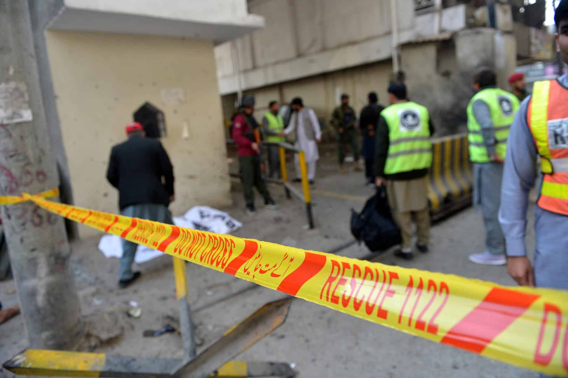 PESHAWAR (Pakistan), 24/11/2025.- Pakistani security officials inspect the scene of a militant attack at the paramilitary Frontier Constabulary (FC) headquarters in Peshawar, the provincial capital of Khyber Pakhtunkhwa (KPK), Pakistan, 24 November 2025. At least three FC soldiers and three militants were killed. EFE/EPA/BILAWAL ARBAB