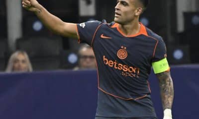 El jugador del Inter de Milán Lautaro Martínez (L) celebra tras anotar el gol inaugural durante la fase de liga de la Liga de Campeones entre su equipo y el FC Kairat, en Milán. EFE/EPA/Daniel Dal Zennaro
