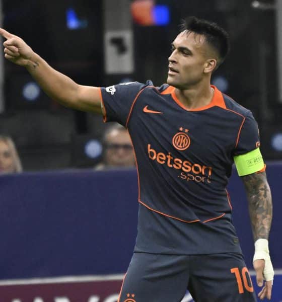 El jugador del Inter de Milán Lautaro Martínez (L) celebra tras anotar el gol inaugural durante la fase de liga de la Liga de Campeones entre su equipo y el FC Kairat, en Milán. EFE/EPA/Daniel Dal Zennaro