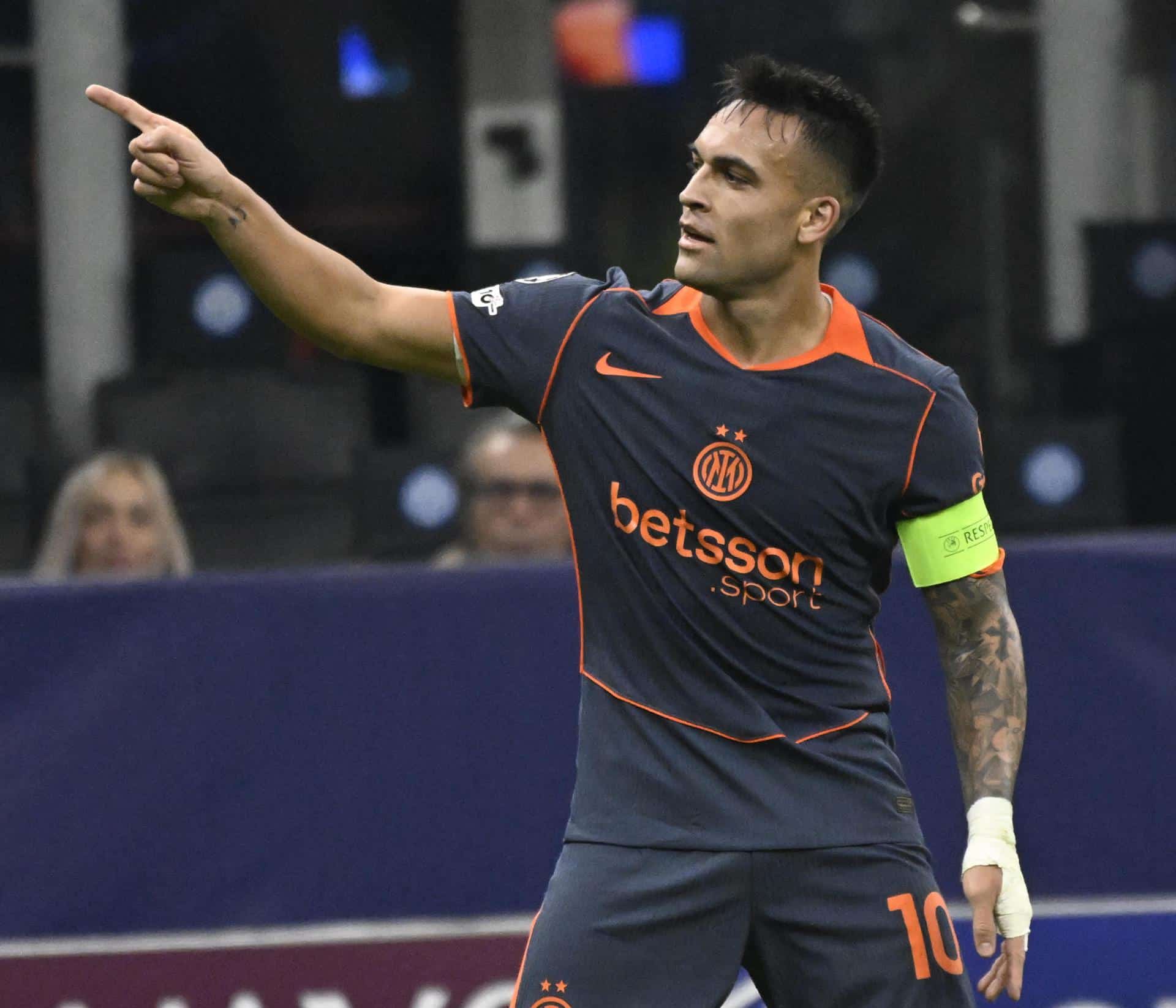 El jugador del Inter de Milán Lautaro Martínez (L) celebra tras anotar el gol inaugural durante la fase de liga de la Liga de Campeones entre su equipo y el FC Kairat, en Milán. EFE/EPA/Daniel Dal Zennaro