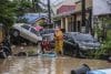 Una pila de coches arrastrados por las inundaciones registradas en la ciudad filipina de Cebú, centro del país,  a raíz del paso del tifón Kalmaegi. 
EFE/EPA/JUANITO ESPINOSA