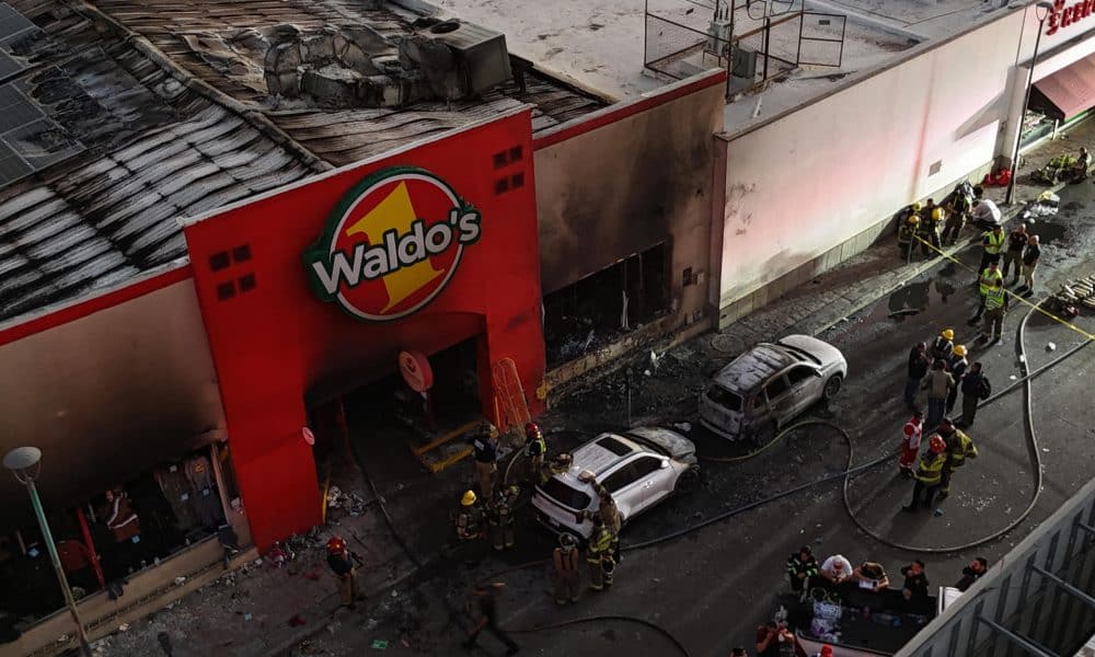 Fotografía aérea de bomberos controlando un incendio en una tienda comercial este sábado, en la ciudad de Hermosillo en Sonora (México). EFE/Daniel Sánchez