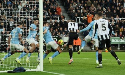 El jugador del Newcastle Harvey Barnes (C) celebra el 2-1 durante el partido de la Premier League que han jugado Newcastle United y Manchester City en Newcastle, Reino Unido. EFE/EPA/ADAM VAUGHAN