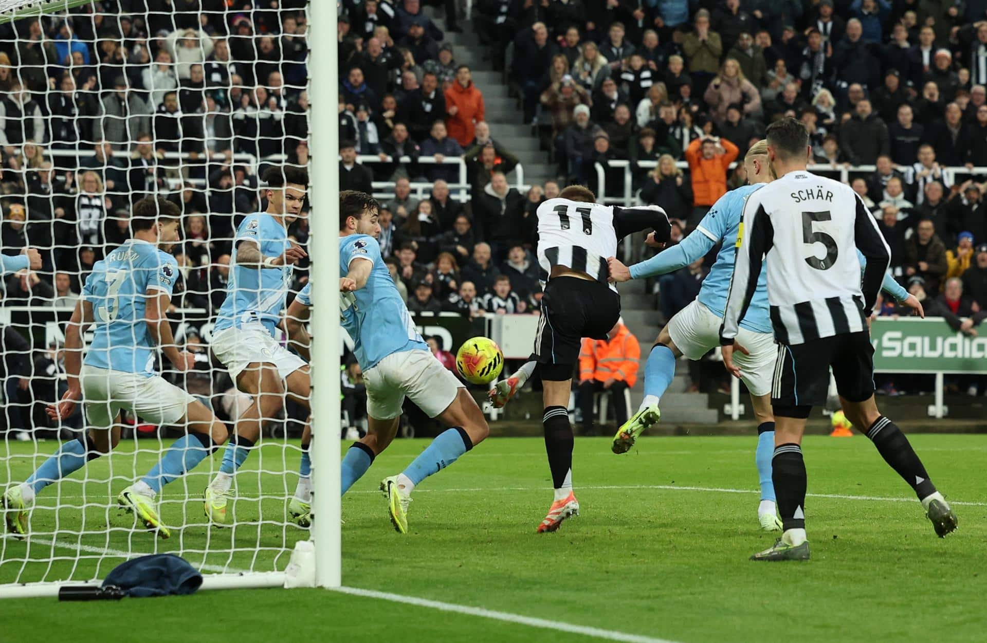 El jugador del Newcastle Harvey Barnes (C) celebra el 2-1 durante el partido de la Premier League que han jugado Newcastle United y Manchester City en Newcastle, Reino Unido. EFE/EPA/ADAM VAUGHAN