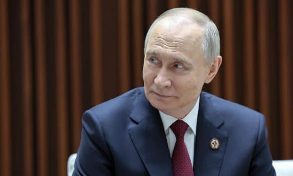 El presidente ruso Vladímir Putin asiste a una reunión con el presidente de Tayikistán, Emomali Rahmon, en los márgenes de la cumbre de la Organización del Tratado de Seguridad Colectiva (OTSC) en el edificio de la Administración Presidencial Yntymak Ordo en Biskek, Kirguistán, 27 de noviembre de 2025. La cumbre de la OTSC se celebra el 27 de noviembre y abordará la cooperación en materia de seguridad regional, adoptará una declaración conjunta y considerará al próximo secretario general. (Kirguistán) EFE/EPA/ALEXANDER KAZAKOV / SPUTNIK / KREMLIN POOL MANDATORY CREDIT