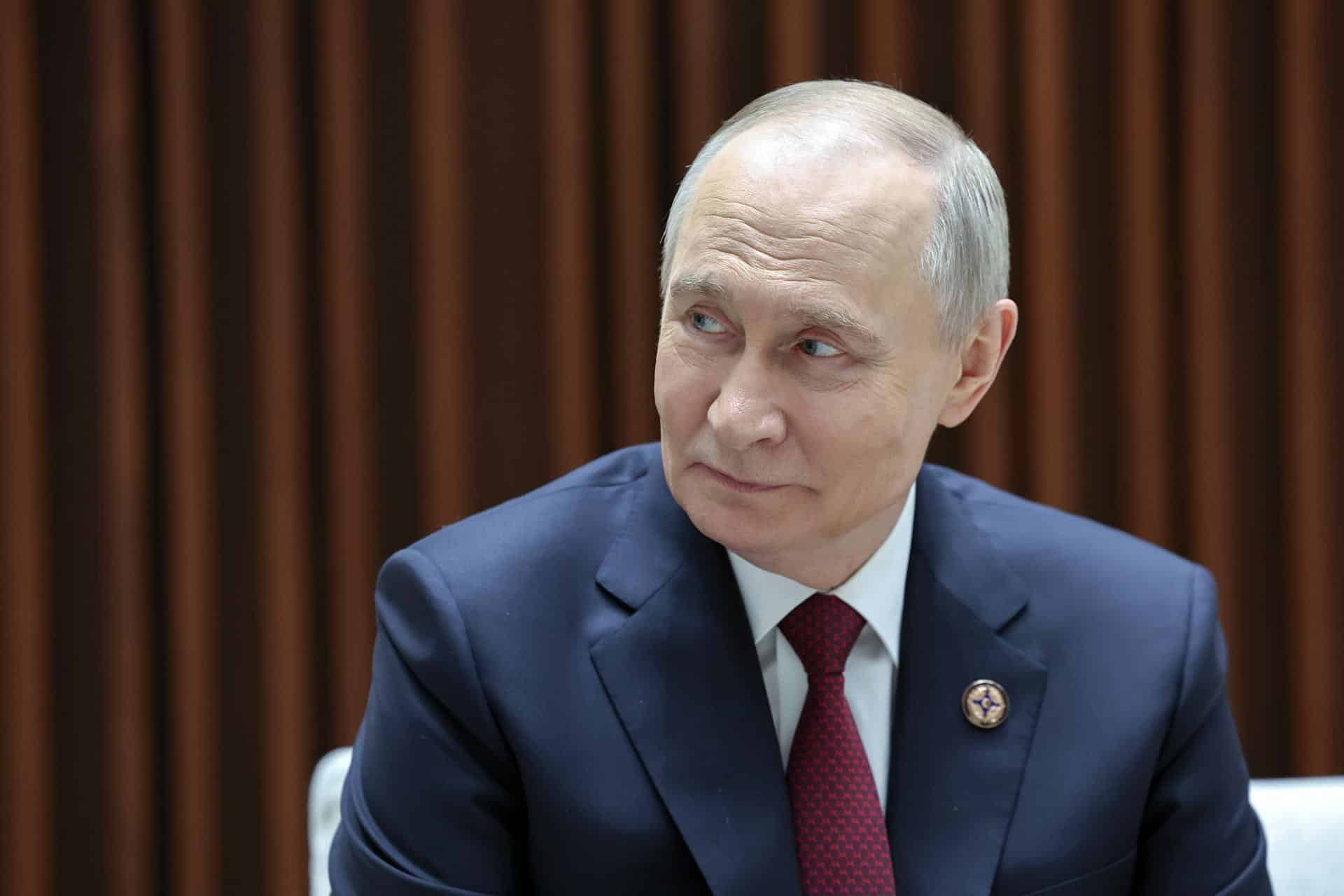 El presidente ruso Vladímir Putin asiste a una reunión con el presidente de Tayikistán, Emomali Rahmon, en los márgenes de la cumbre de la Organización del Tratado de Seguridad Colectiva (OTSC) en el edificio de la Administración Presidencial Yntymak Ordo en Biskek, Kirguistán, 27 de noviembre de 2025. La cumbre de la OTSC se celebra el 27 de noviembre y abordará la cooperación en materia de seguridad regional, adoptará una declaración conjunta y considerará al próximo secretario general. (Kirguistán) EFE/EPA/ALEXANDER KAZAKOV / SPUTNIK / KREMLIN POOL MANDATORY CREDIT
