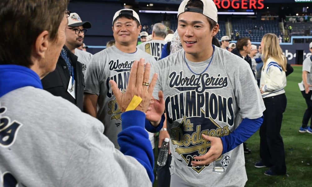 El pitcher Yoshinobu Yamamoto (d), elegido como el MVP de la Serie Mundial. EFE/EPA/EDUARDO LIMA