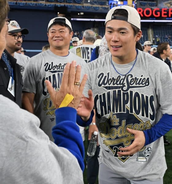 El pitcher Yoshinobu Yamamoto (d), elegido como el MVP de la Serie Mundial. EFE/EPA/EDUARDO LIMA