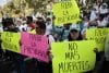 Personas sostienen carteles durante una protesta este sábado, en Ciudad de México (México). EFE/ José Méndez