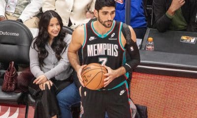 El español Santi Aldama, de los Grizzlies de Memphis, prepara un pase este domingo durante un juego de la NBA contra Toronto Raptors en el Scotiabank Arena, de Toronto. EFE/ Julio Cesar Rivas