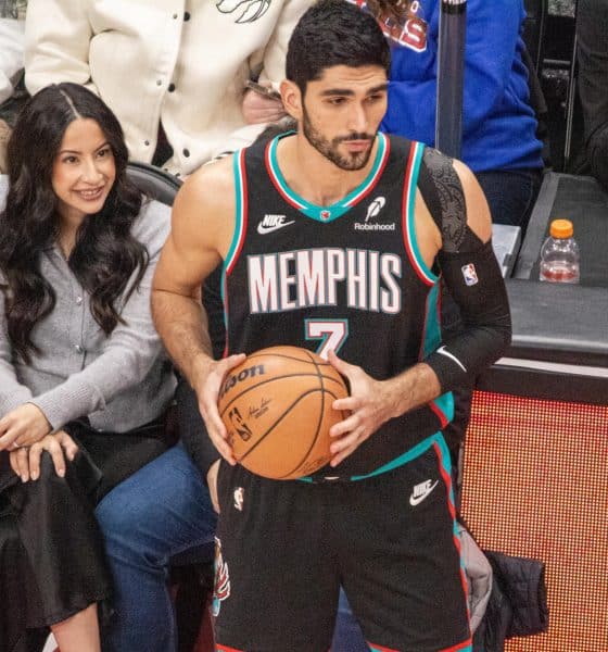 El español Santi Aldama, de los Grizzlies de Memphis, prepara un pase este domingo durante un juego de la NBA contra Toronto Raptors en el Scotiabank Arena, de Toronto. EFE/ Julio Cesar Rivas