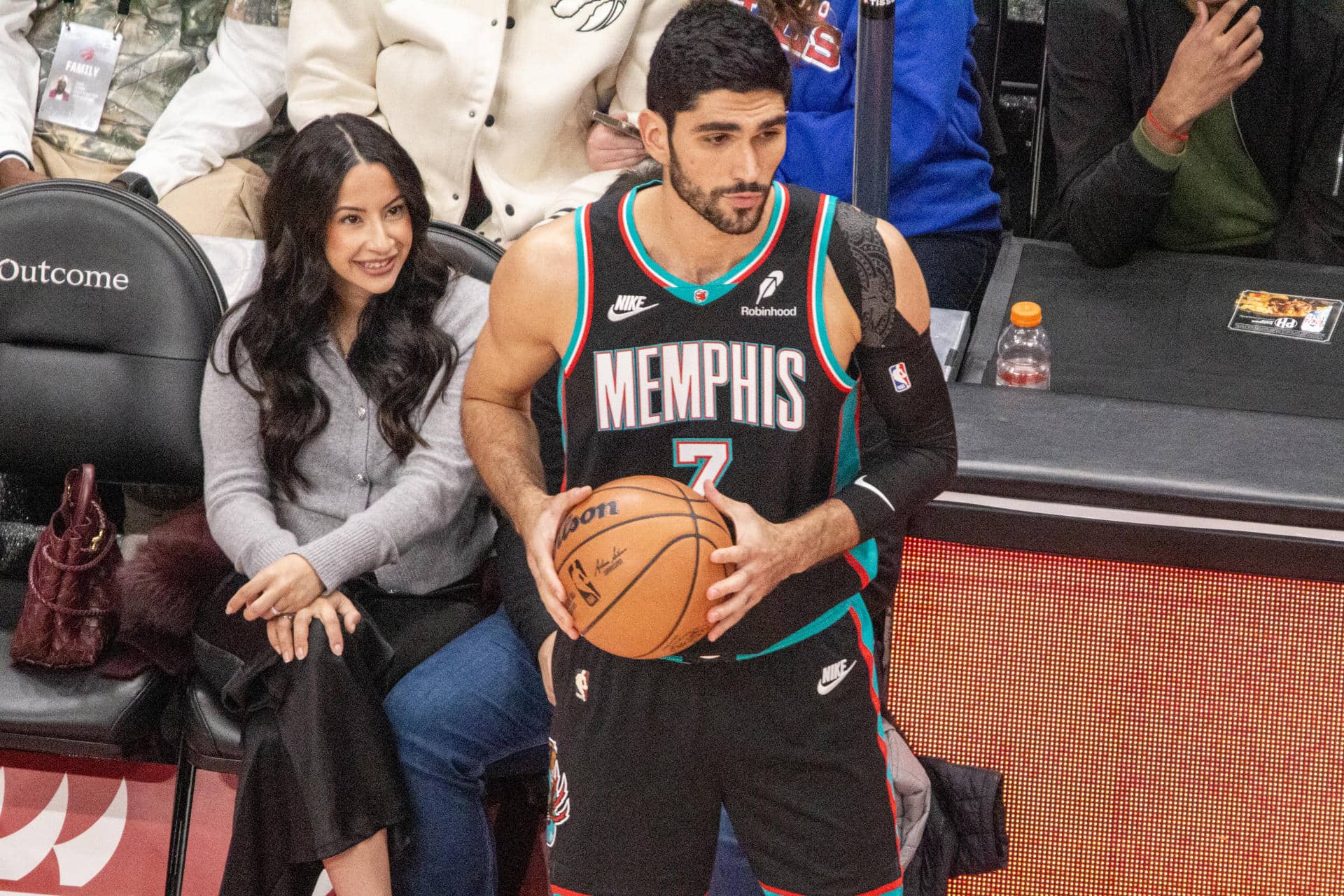 El español Santi Aldama, de los Grizzlies de Memphis, prepara un pase este domingo durante un juego de la NBA contra Toronto Raptors en el Scotiabank Arena, de Toronto. EFE/ Julio Cesar Rivas