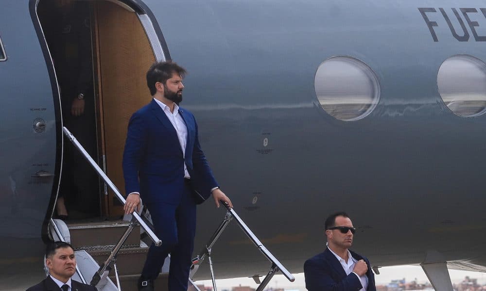El presidente de Chile, Gabriel Boric, llega al Aeropuerto Internacional El Alto este viernes, en El Alto (Bolivia). EFE/ Gabriel Márquez