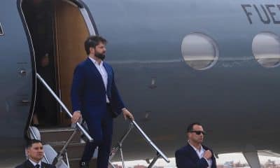 El presidente de Chile, Gabriel Boric, llega al Aeropuerto Internacional El Alto este viernes, en El Alto (Bolivia). EFE/ Gabriel Márquez