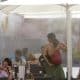 Unos turistas se refrescan en una terraza gracias a unas sombrillas equipadas con difusores de agua en la provincia de Sevilla, en una imagen de archivo. EFE/Julio Muñoz