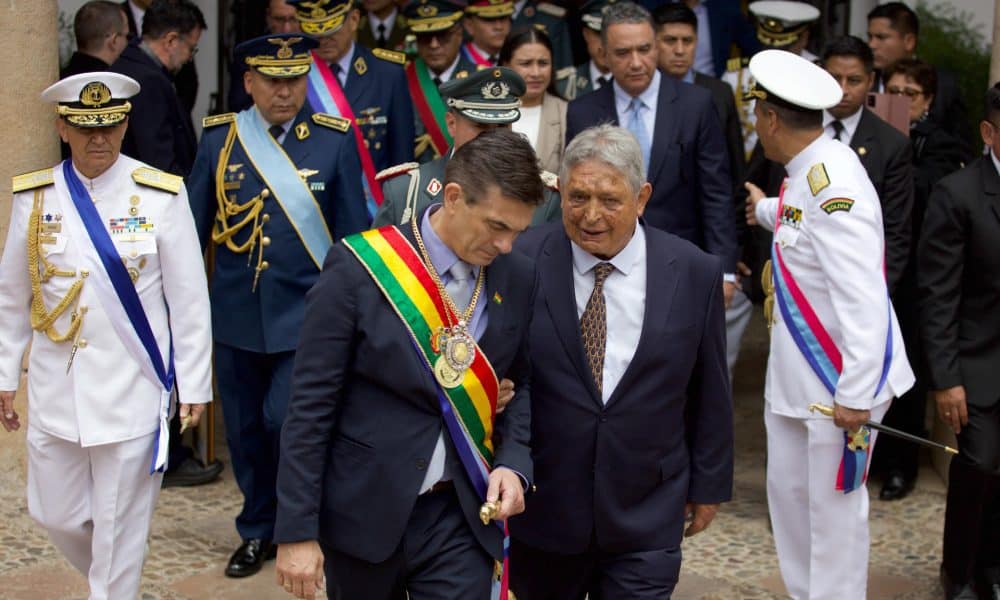 Fotografía cedida por la Presidencia de Bolivia del mandatario Rodrigo Paz (ci), hablando con su padre el expresidente Jaime Paz (1989-1993), durante un acto de las Fuerzas Armadas este lunes, en Sucre (Bolivia). EFE/ Patricio Crooker /Presidencia de Bolivia