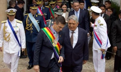 Fotografía cedida por la Presidencia de Bolivia del mandatario Rodrigo Paz (ci), hablando con su padre el expresidente Jaime Paz (1989-1993), durante un acto de las Fuerzas Armadas este lunes, en Sucre (Bolivia). EFE/ Patricio Crooker /Presidencia de Bolivia