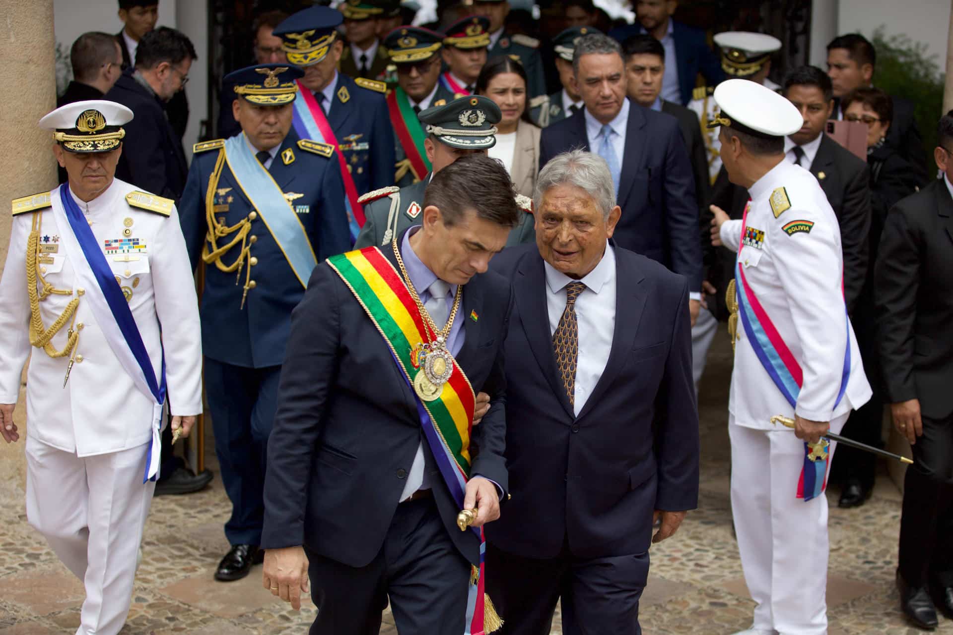 Fotografía cedida por la Presidencia de Bolivia del mandatario Rodrigo Paz (ci), hablando con su padre el expresidente Jaime Paz (1989-1993), durante un acto de las Fuerzas Armadas este lunes, en Sucre (Bolivia). EFE/ Patricio Crooker /Presidencia de Bolivia