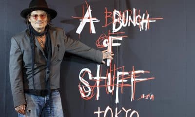 Johnny Depp ante el cartel de su exposición 'A Bunch of Stuff' en Tokyo. EFE/EPA/FRANCK ROBICHON