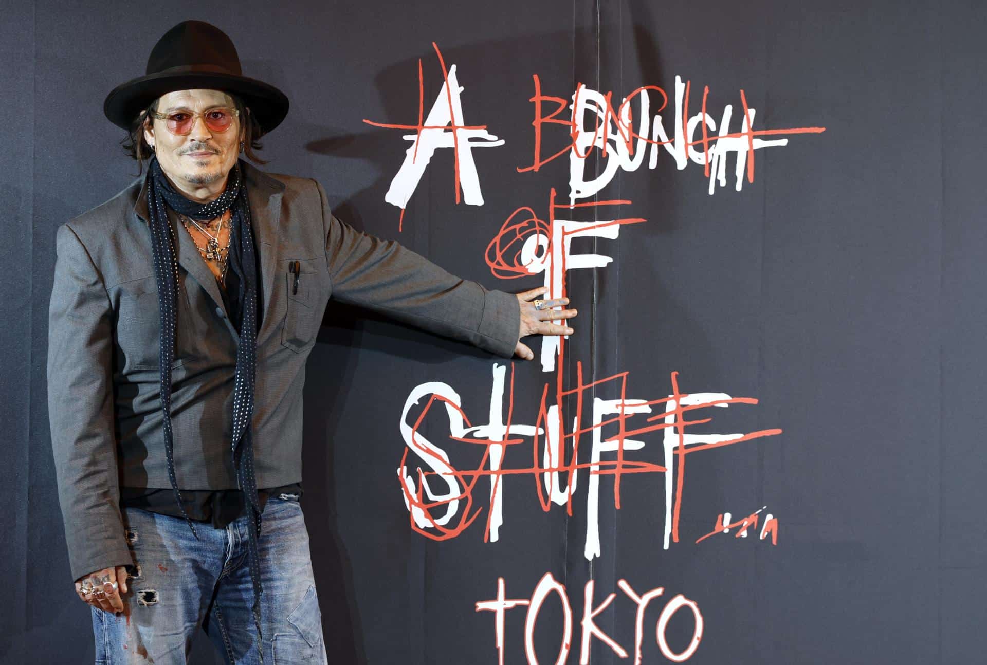 Johnny Depp ante el cartel de su exposición 'A Bunch of Stuff' en Tokyo. EFE/EPA/FRANCK ROBICHON