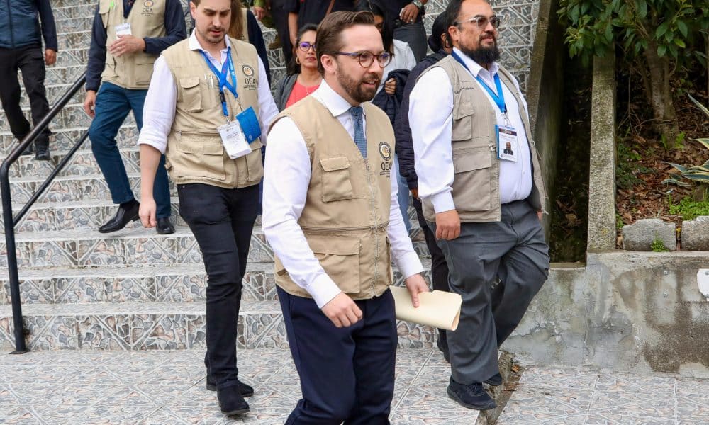 El jefe de misión de la OEA, Nicolás Albertoni (c), realiza un recorrido por un colegio para verificar que el proceso de referéndum y consulta popular se desarrolle con normalidad, este domingo, en Quito (Ecuador). EFE/Gianna Benalcázar