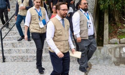 El jefe de misión de la OEA, Nicolás Albertoni (c), realiza un recorrido por un colegio para verificar que el proceso de referéndum y consulta popular se desarrolle con normalidad, este domingo, en Quito (Ecuador). EFE/Gianna Benalcázar