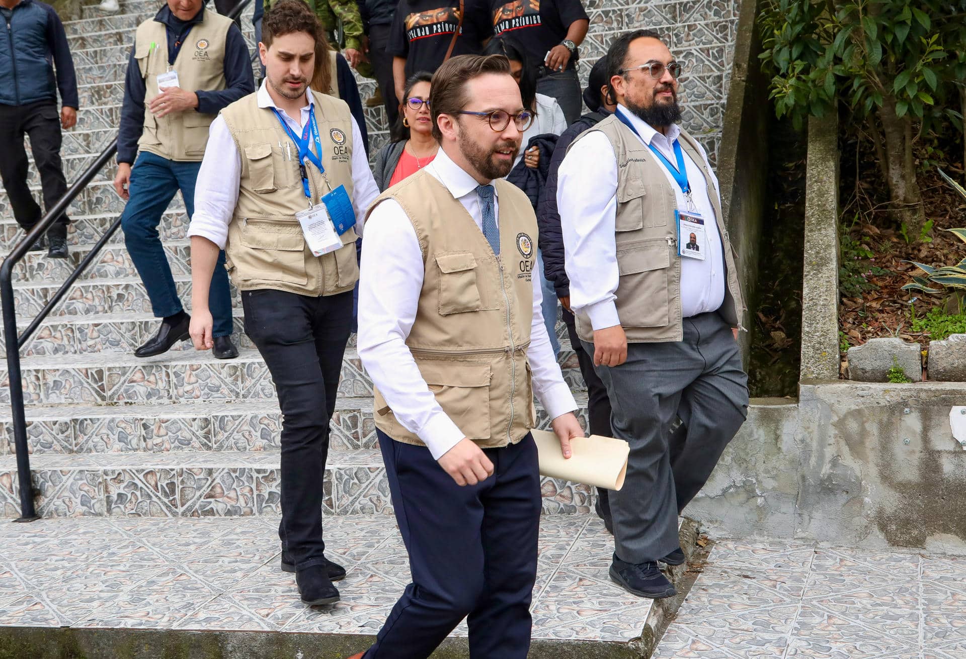 El jefe de misión de la OEA, Nicolás Albertoni (c), realiza un recorrido por un colegio para verificar que el proceso de referéndum y consulta popular se desarrolle con normalidad, este domingo, en Quito (Ecuador). EFE/Gianna Benalcázar