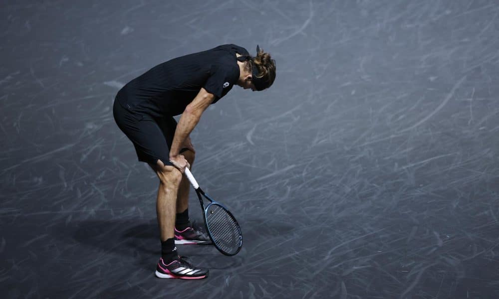 El alemán Alexander Zverev se lamenta durante el partido de semifinales del Masters de París que ha disputado contra el italiano Jannik Sinner. EFE/EPA/YOAN VALAT
