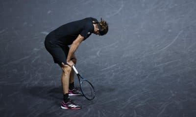 El alemán Alexander Zverev se lamenta durante el partido de semifinales del Masters de París que ha disputado contra el italiano Jannik Sinner. EFE/EPA/YOAN VALAT