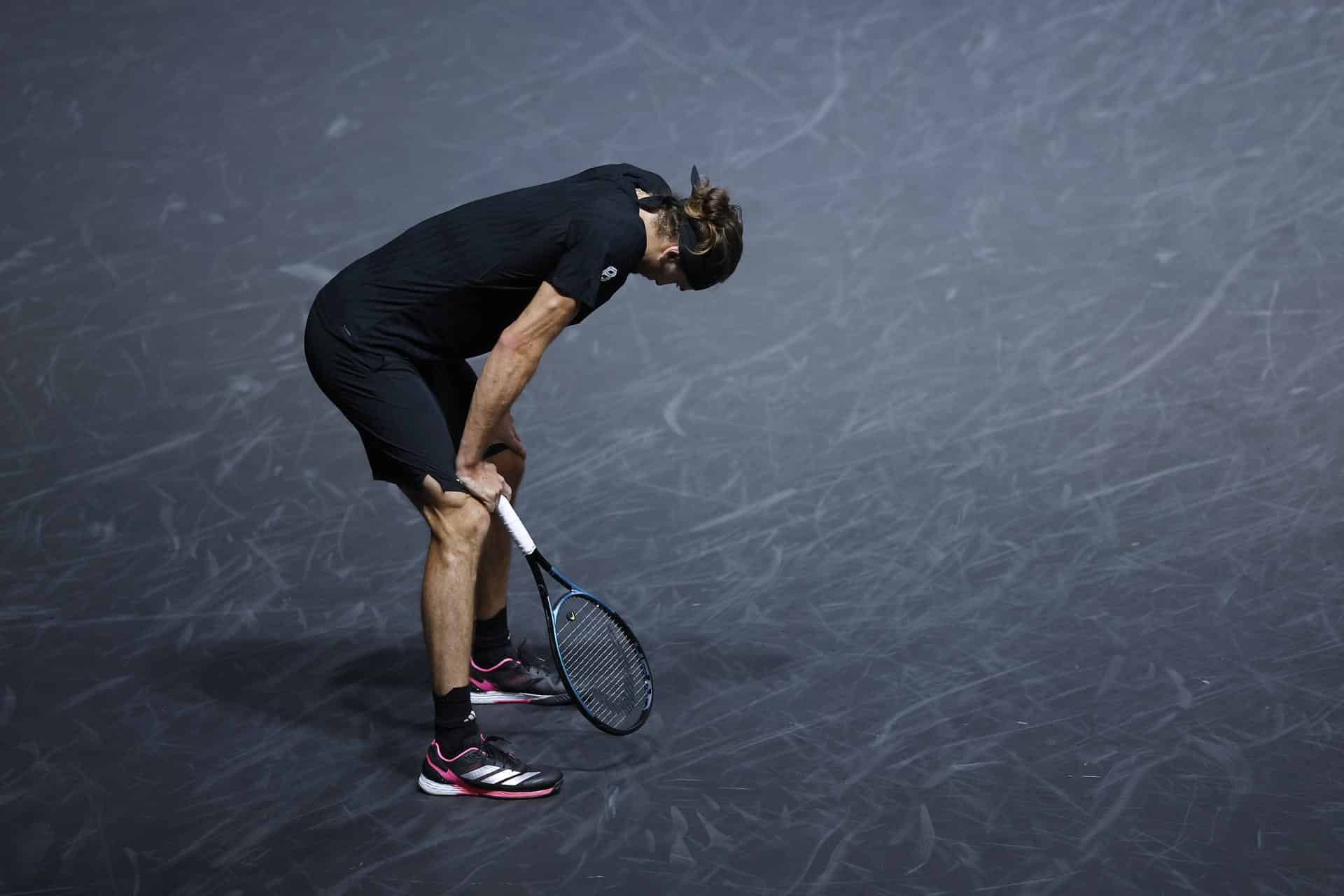 El alemán Alexander Zverev se lamenta durante el partido de semifinales del Masters de París que ha disputado contra el italiano Jannik Sinner. EFE/EPA/YOAN VALAT