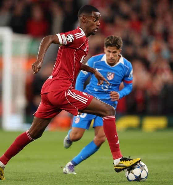 El delantero sueco Alexander Isak (i), fichado este verano por el Liverpool, por 144 millones de euros, es el jugador más caro de la historia de la Premier League. EFE/EPA/ADAM VAUGHAN