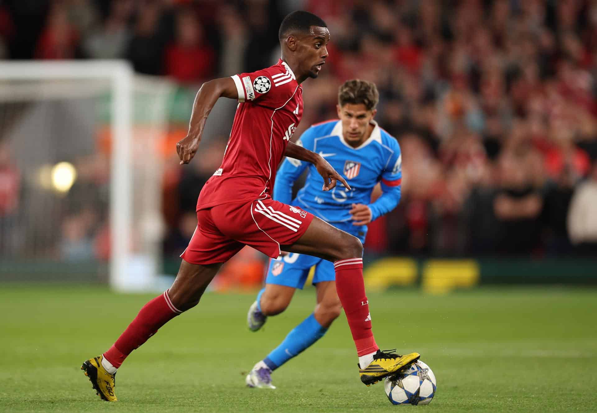 El delantero sueco Alexander Isak (i), fichado este verano por el Liverpool, por 144 millones de euros, es el jugador más caro de la historia de la Premier League. EFE/EPA/ADAM VAUGHAN