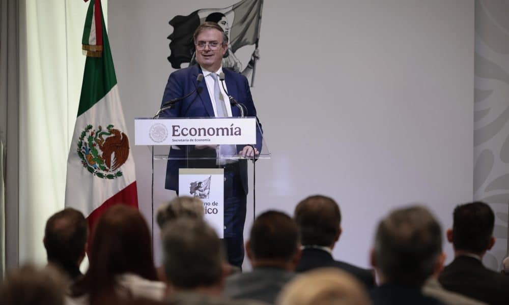 El secretario de Economía, Marcelo Ebrard participa durante una conferencia de prensa este martes, en Ciudad de México (México). EFE/José Méndez