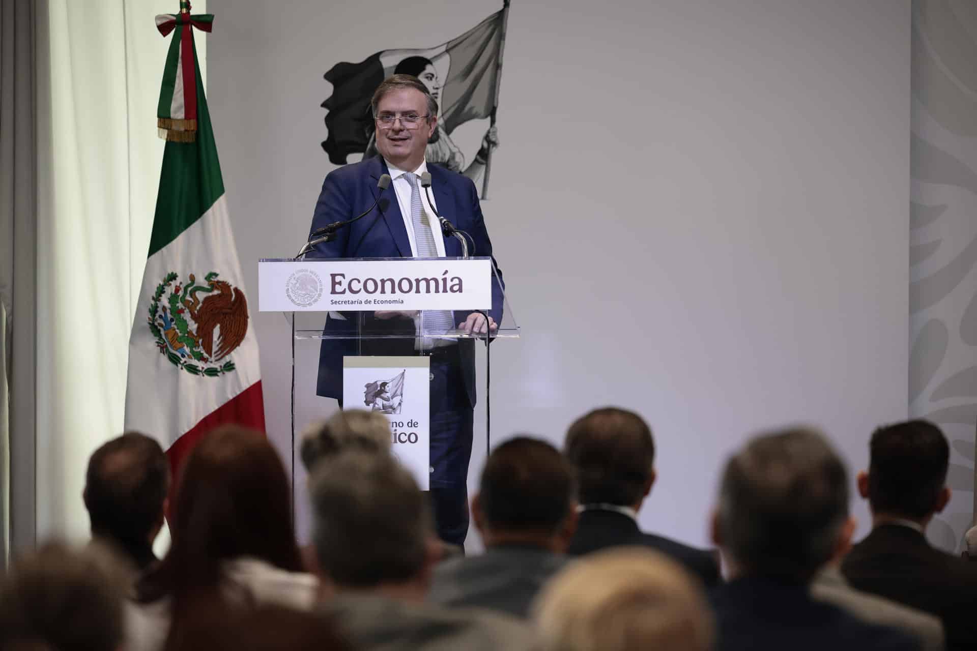 El secretario de Economía, Marcelo Ebrard participa durante una conferencia de prensa este martes, en Ciudad de México (México). EFE/José Méndez