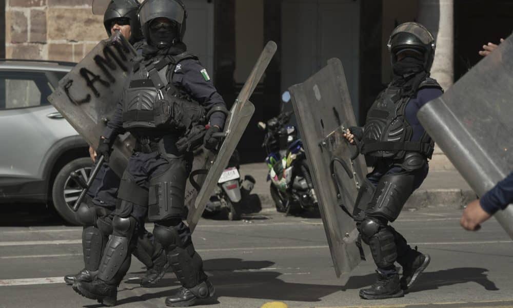 Policías custodian el Palacio de Gobierno de Morelia durante una manifestación aye lunes, en Morelia (México). EFE/ Iván Villanueva