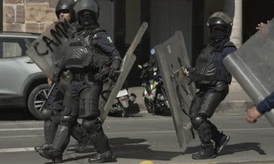 Policías custodian el Palacio de Gobierno de Morelia durante una manifestación aye lunes, en Morelia (México). EFE/ Iván Villanueva