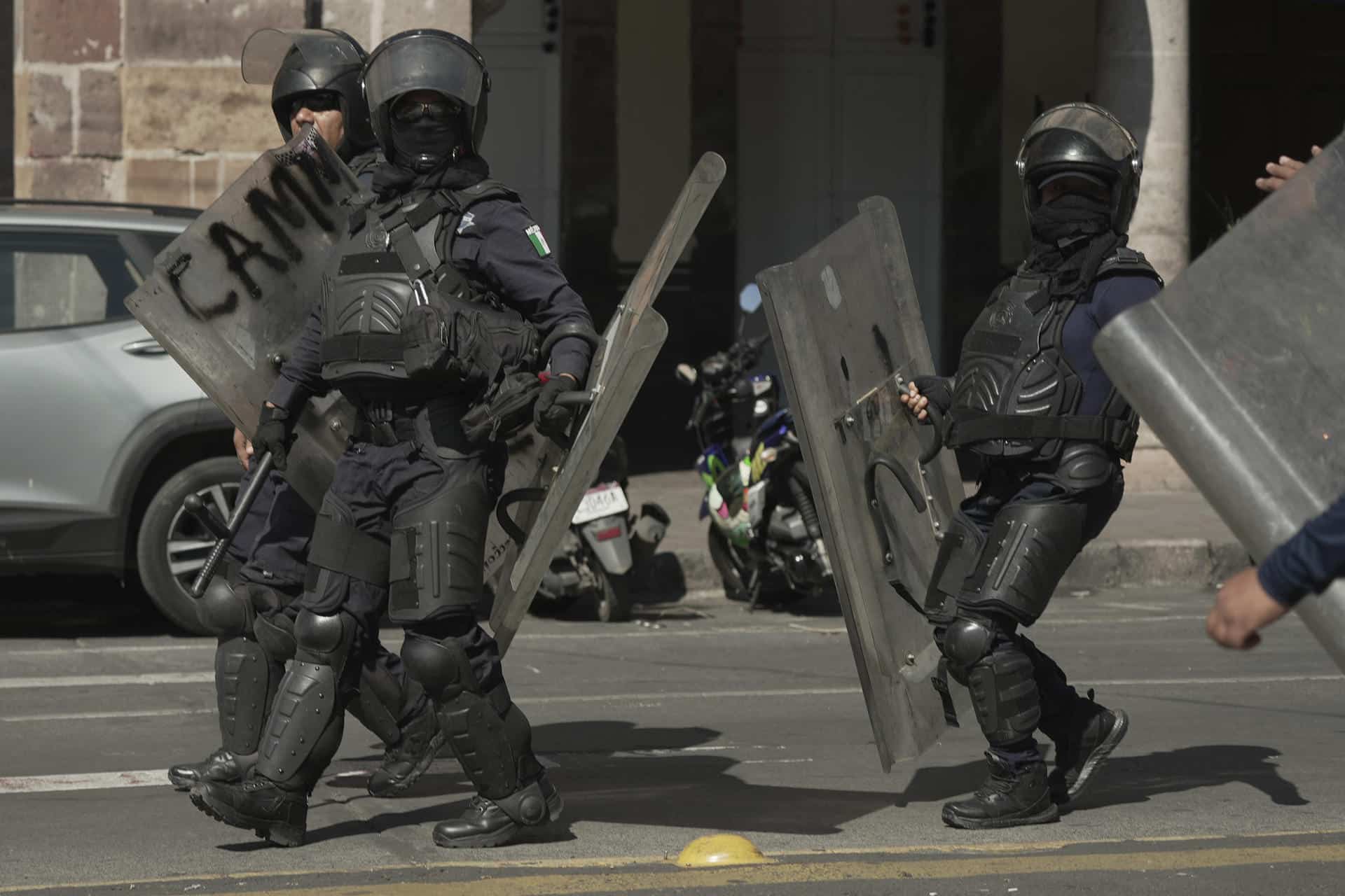 Policías custodian el Palacio de Gobierno de Morelia durante una manifestación aye lunes, en Morelia (México). EFE/ Iván Villanueva