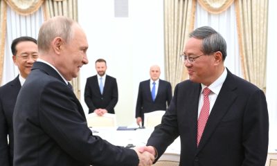 El presidente ruso Vladimir Putin (2º por la izquierda) y el primer ministro chino Li Qiang se dan la mano durante una reunión al margen del Consejo de Jefes de Gobierno de la Organización de Cooperación de Shanghai (OCS) en el Kremlin, Moscú, Rusia, el 18 de noviembre de 2025.(Rusia, Moscú) EFE/EPA/KRISTINA KORMILITSYNA / SPUTNIK / GOVERNMENT PRESS SERVICE POOL MANDATORY CREDIT