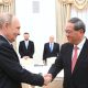 El presidente ruso Vladimir Putin (2º por la izquierda) y el primer ministro chino Li Qiang se dan la mano durante una reunión al margen del Consejo de Jefes de Gobierno de la Organización de Cooperación de Shanghai (OCS) en el Kremlin, Moscú, Rusia, el 18 de noviembre de 2025.(Rusia, Moscú) EFE/EPA/KRISTINA KORMILITSYNA / SPUTNIK / GOVERNMENT PRESS SERVICE POOL MANDATORY CREDIT