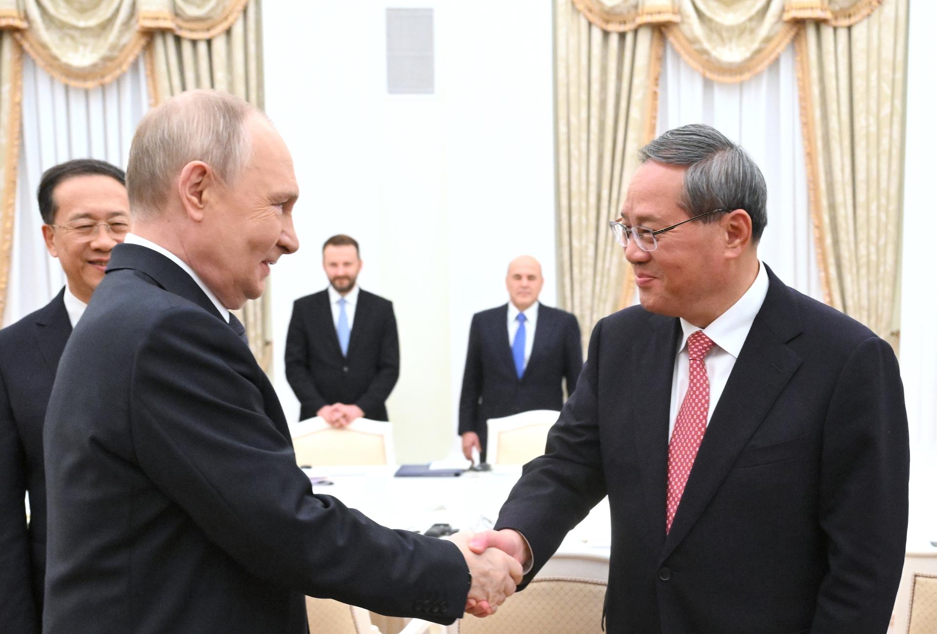 El presidente ruso Vladimir Putin (2º por la izquierda) y el primer ministro chino Li Qiang se dan la mano durante una reunión al margen del Consejo de Jefes de Gobierno de la Organización de Cooperación de Shanghai (OCS) en el Kremlin, Moscú, Rusia, el 18 de noviembre de 2025.(Rusia, Moscú) EFE/EPA/KRISTINA KORMILITSYNA / SPUTNIK / GOVERNMENT PRESS SERVICE POOL MANDATORY CREDIT