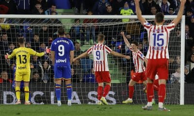 Los jugadores del Atlético de Madrid celebran su primer gol en el partido de LaLiga entre el Getafe y el Atlético de Madrid, este domingo en el Coliseo. EFE/ JJ Guillén