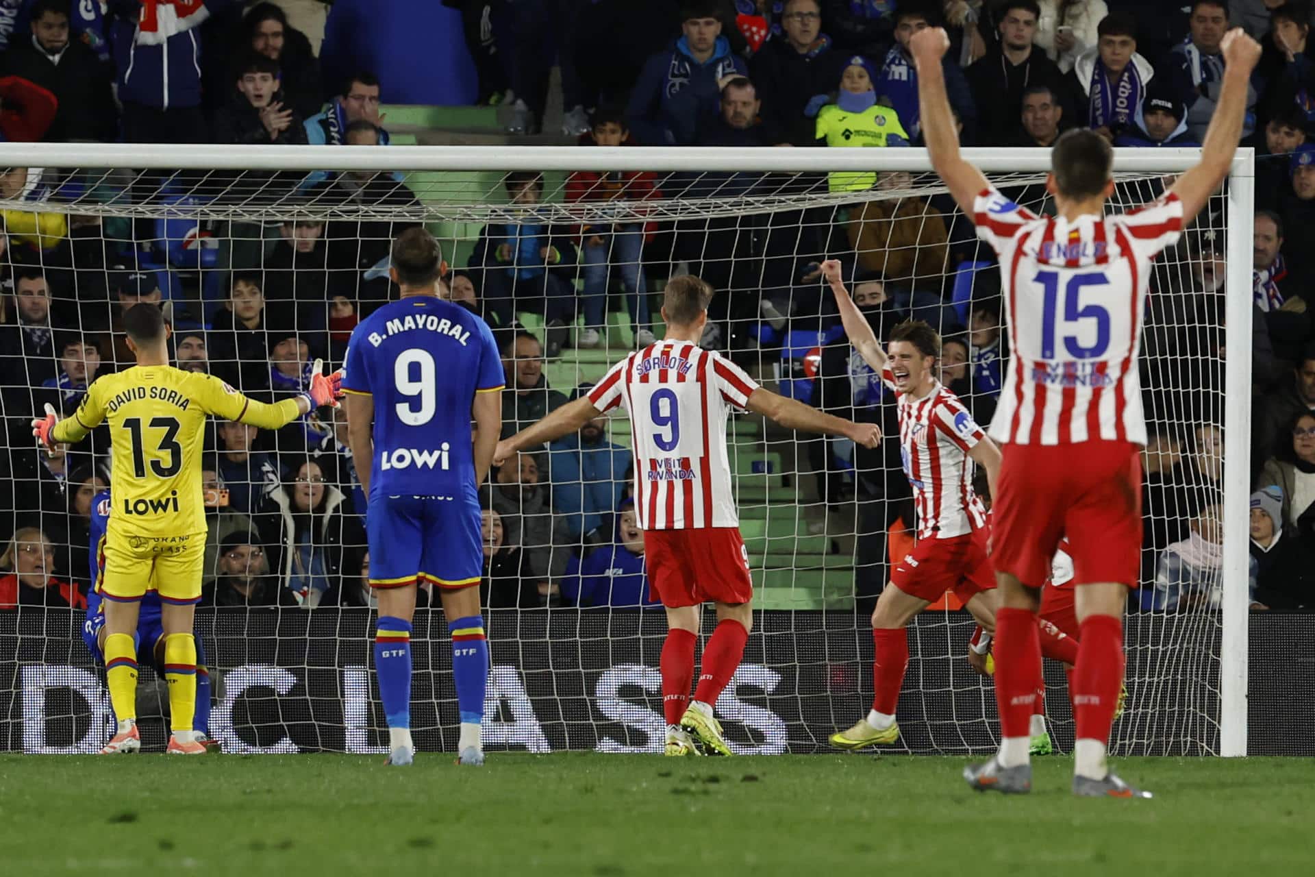 Los jugadores del Atlético de Madrid celebran su primer gol en el partido de LaLiga entre el Getafe y el Atlético de Madrid, este domingo en el Coliseo. EFE/ JJ Guillén